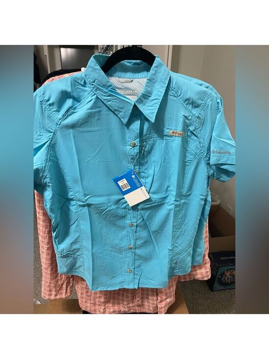 Columbia Tops - Columbia button down short sleeve top Omni shade vents in back Size L/G. New